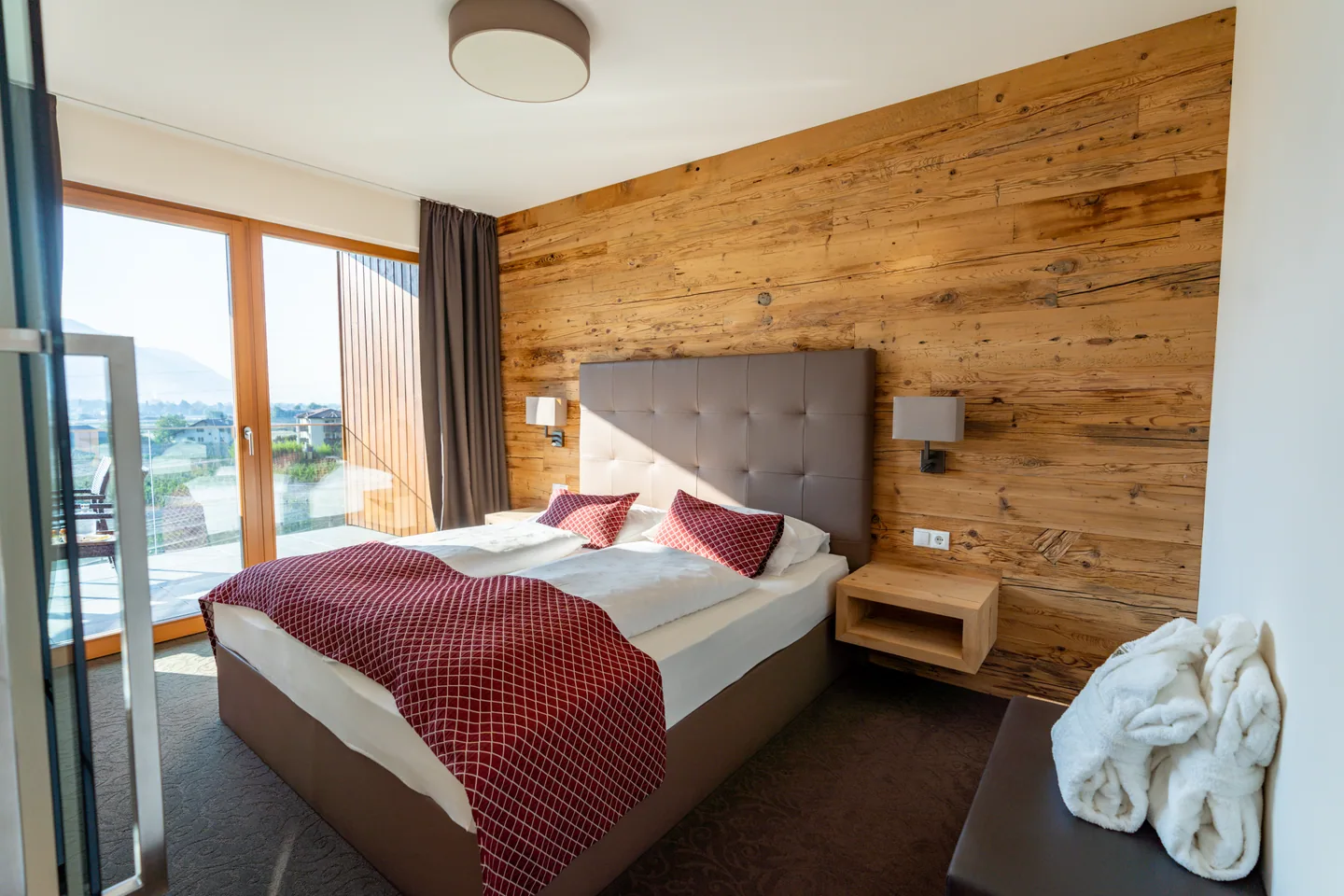 Helles Zimmer mit Balkon und Bergblick